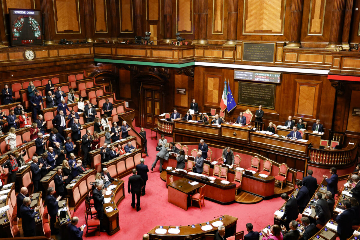 Politici, capricci e parolacce: Guidi e Lollobrigida, quando il Belli "incontra" il marchese del Grillo (su un treno per Ciampino)