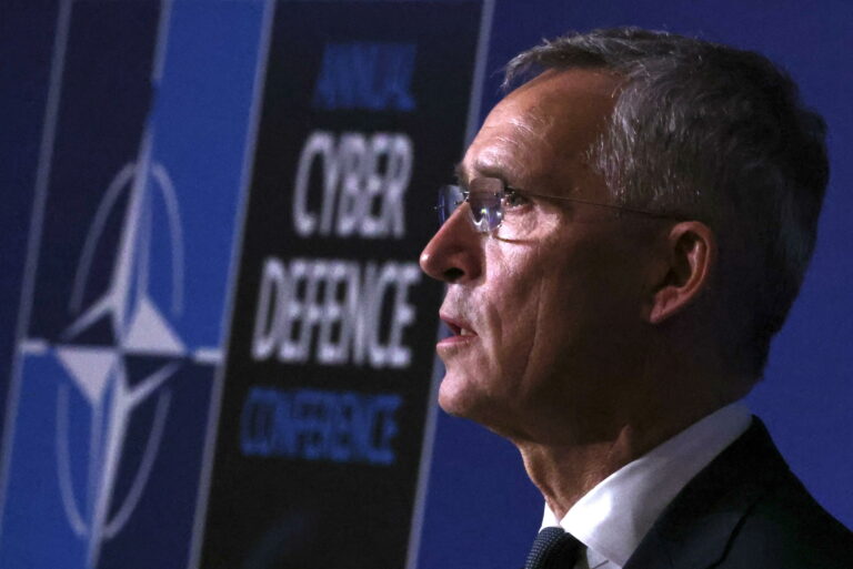 Guerra in Ucraina, Stoltenberg alla Nato: "Continuare a fornire armi a Kiev"