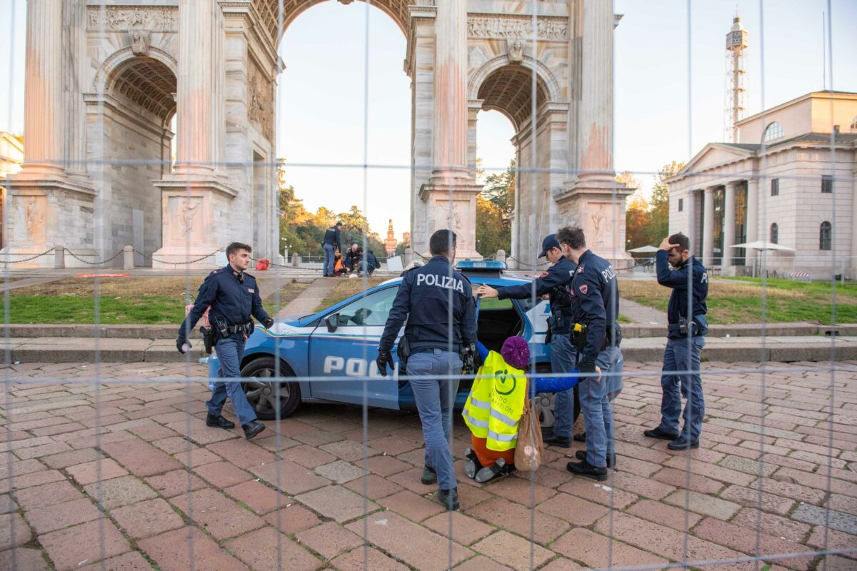 Milano, attivisti di Ultima Generazione imbrattano l'Arco della Pace: fermati | VIDEO