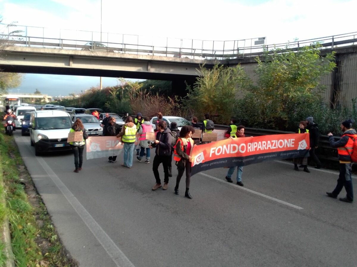 Roma, Ultima Generazione blocca traffico su via Flaminia con la "Marcia lenta"