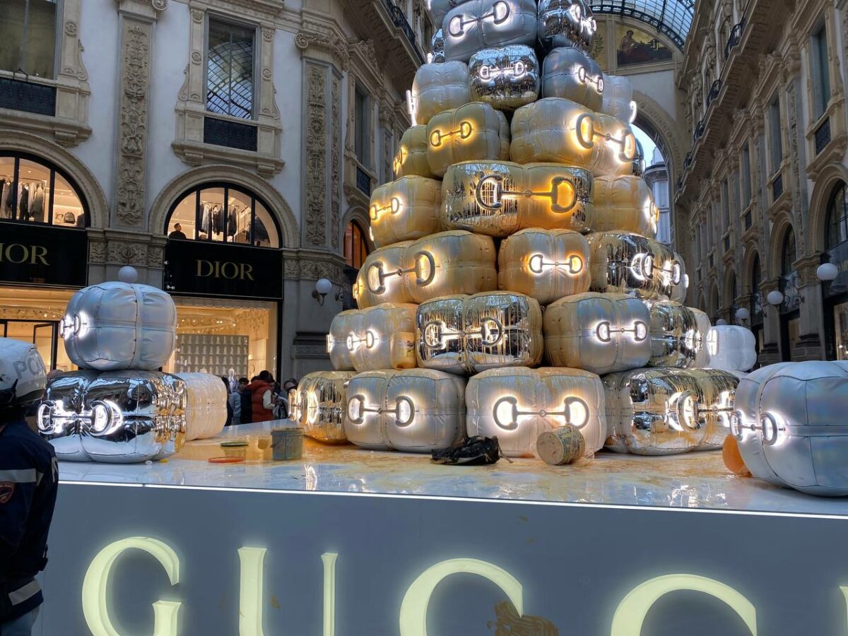 Nuovo blitz di Ultima Generazione: imbrattato l'Albero di Natale di Gucci a Milano | VIDEO