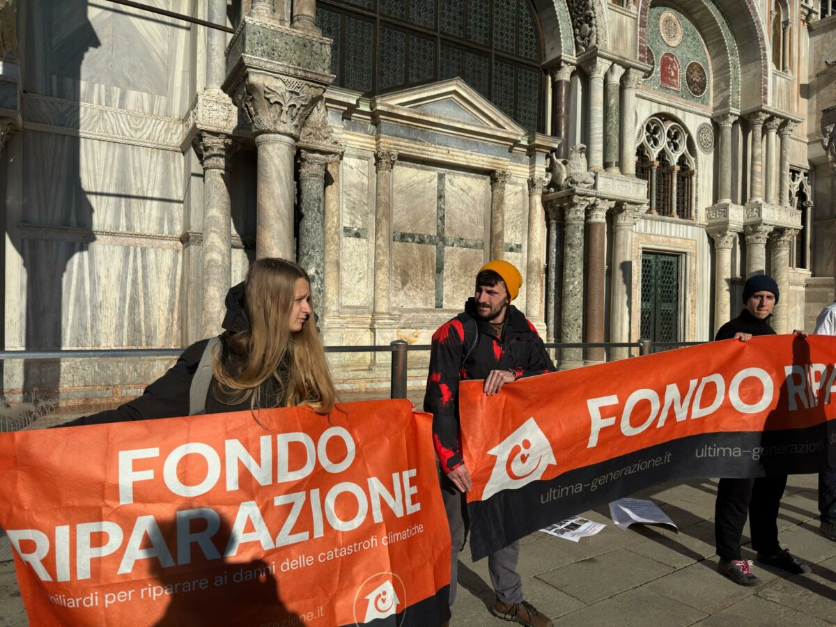 Venezia, Basilica di San Marco sotto attacco: gli attivisti per il clima sparano Nesquik e fango  | VIDEO E FOTO