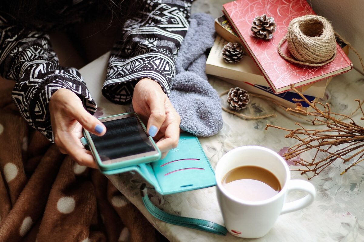 Cellulare a tavola a Natale: perché tenerlo lontano durante le fest...