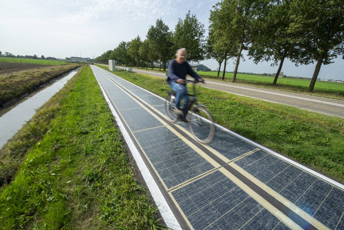 Mobilità sostenibile ed efficienza energetica, nei Paesi Bassi realizzate due piste ciclabili fotovoltaiche