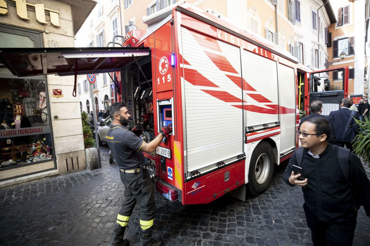 Roma, incendio in un appartamento di Casal Bruciato. Palazzo sgombe...