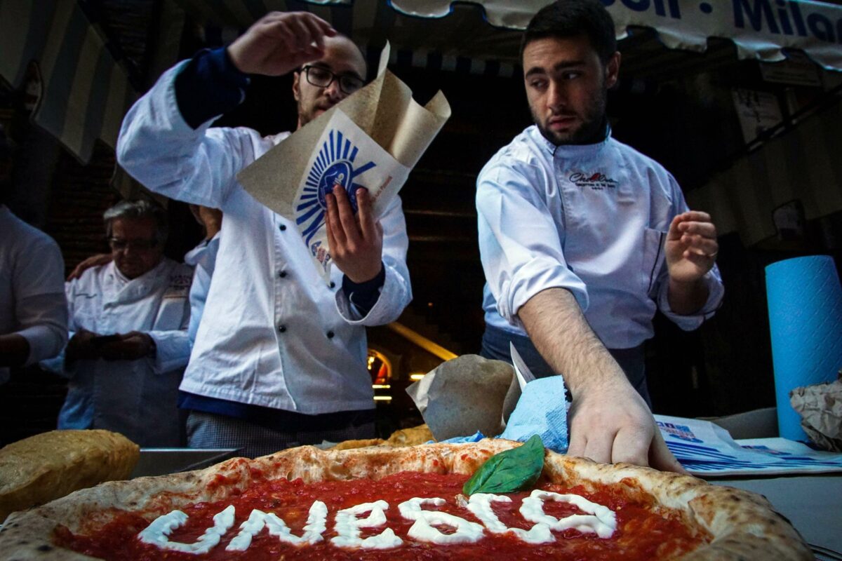 Napoli, Coldiretti e "la pizzeria degli orrori": galleria di versioni di pizze raccapriccianti da tutto il modo | Foto