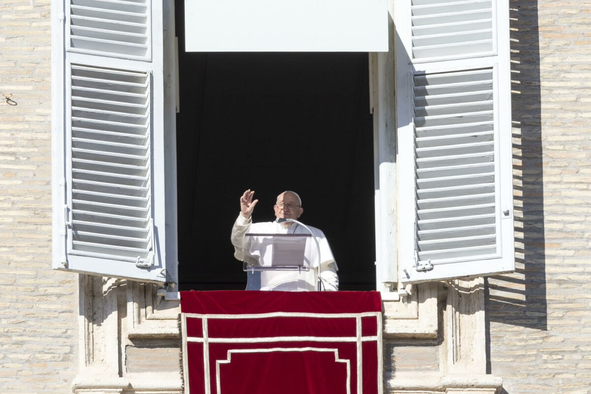 Papa: "Cagnolini al posto dei figli, mi preoccupa. I migranti non s...