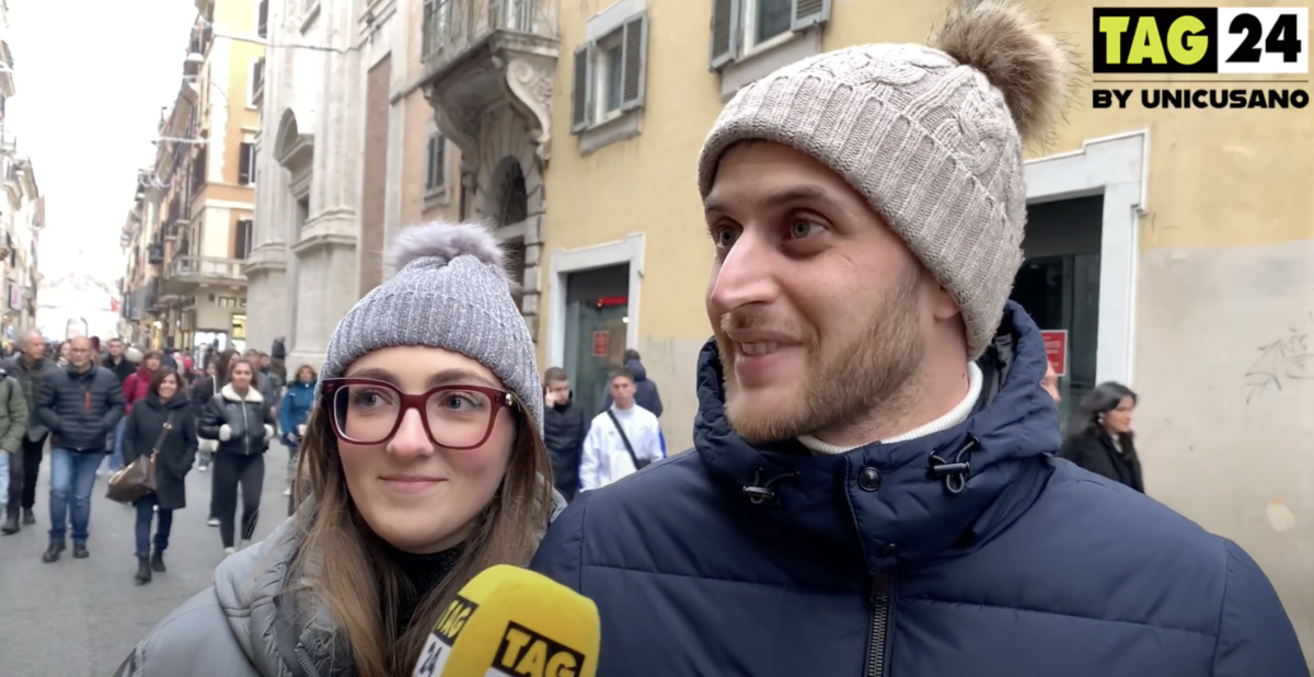 Regali di Natale 2023, online o negozio? Il parere dei passanti di via del Corso a Roma | VIDEO