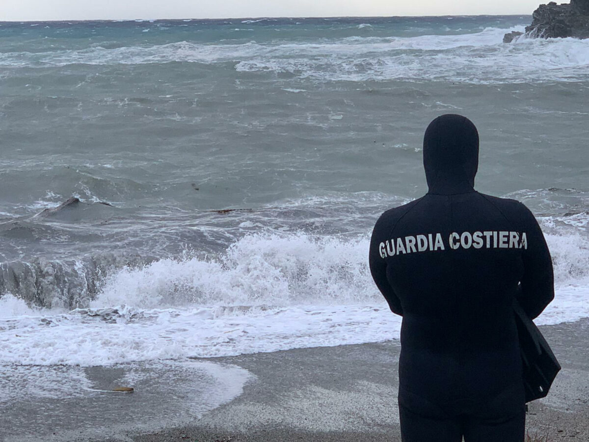 Tragedia a Rimini, giovane asiatico trovato morto in mare al bagno 142, giallo sulle cause