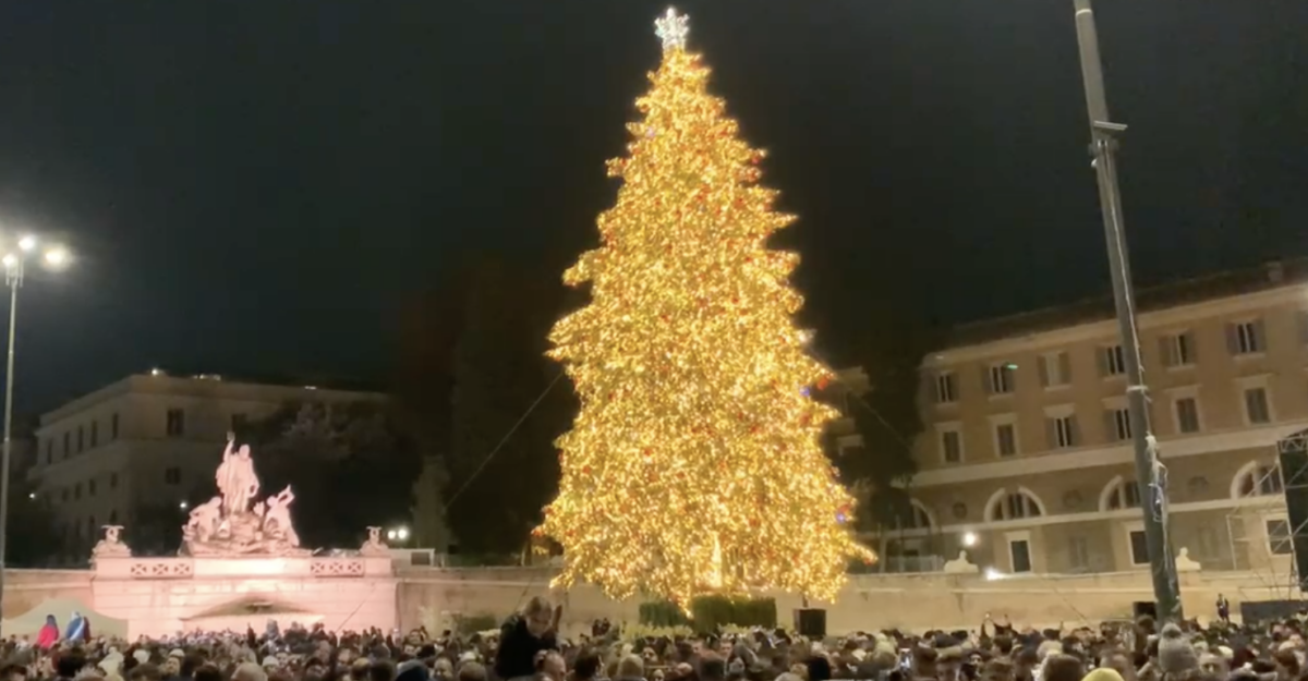 Roma, il momento dell’accensione dell’albero di Natale a Piazza del Popolo | VIDEO