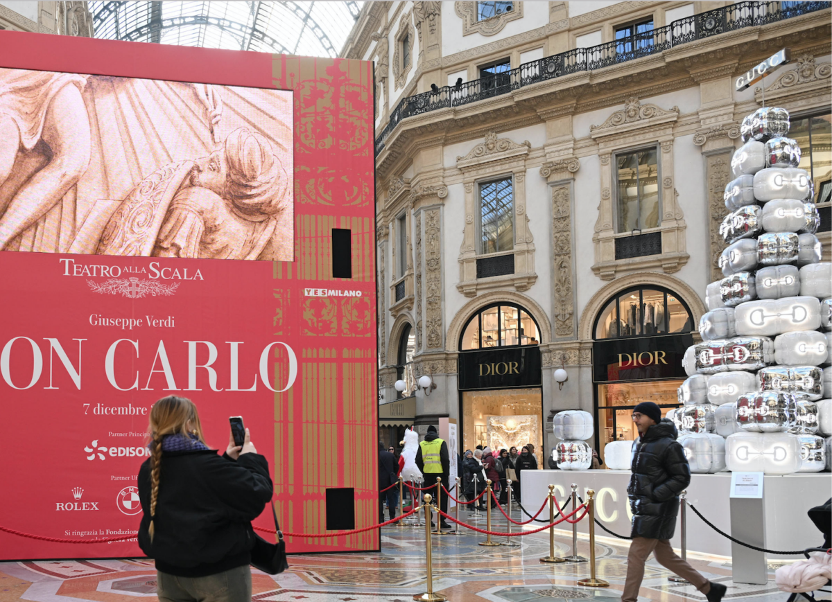 Milano, in Galleria Vittorio Emanuele Caterina Caselli inciampa sulle guide elettriche e si rompe l'omero: "Fate attenzione, un pericolo per tutti"