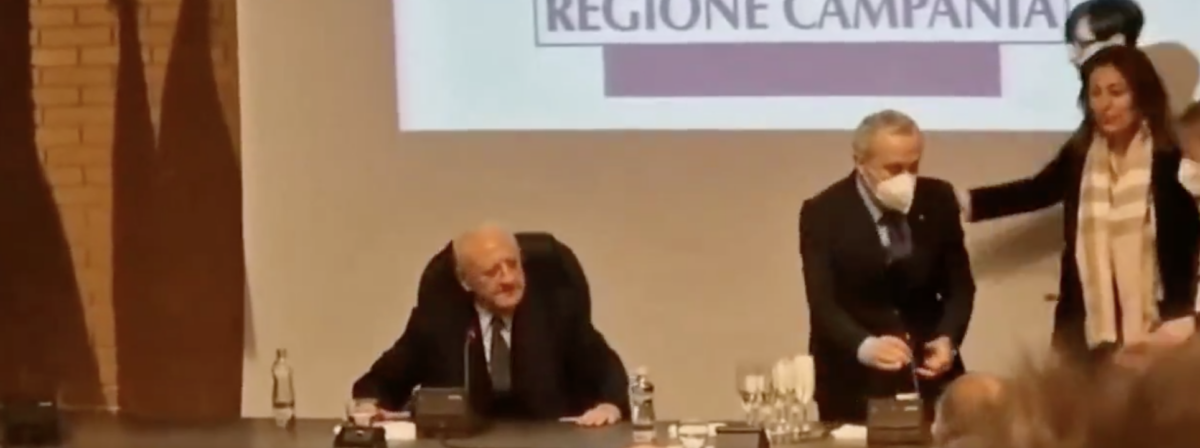 Vincenzo De Luca, il video della caduta dalla sedia è virale