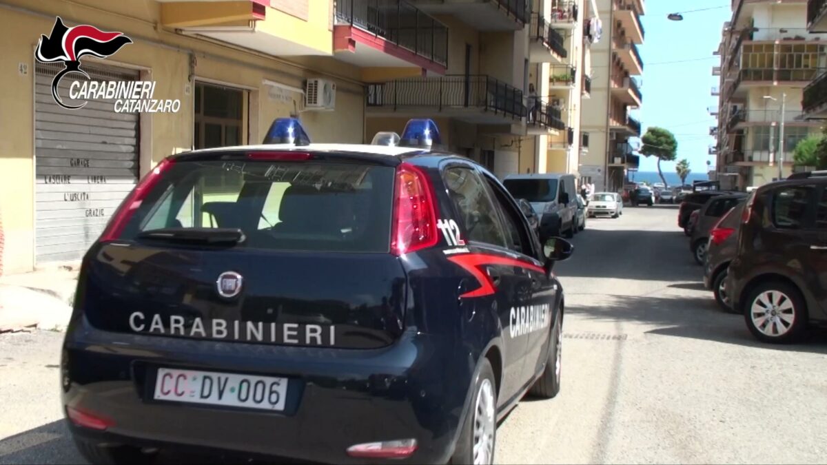 Catanzaro, sfonda a colpi d'ascia la porta della padrona di casa: a...