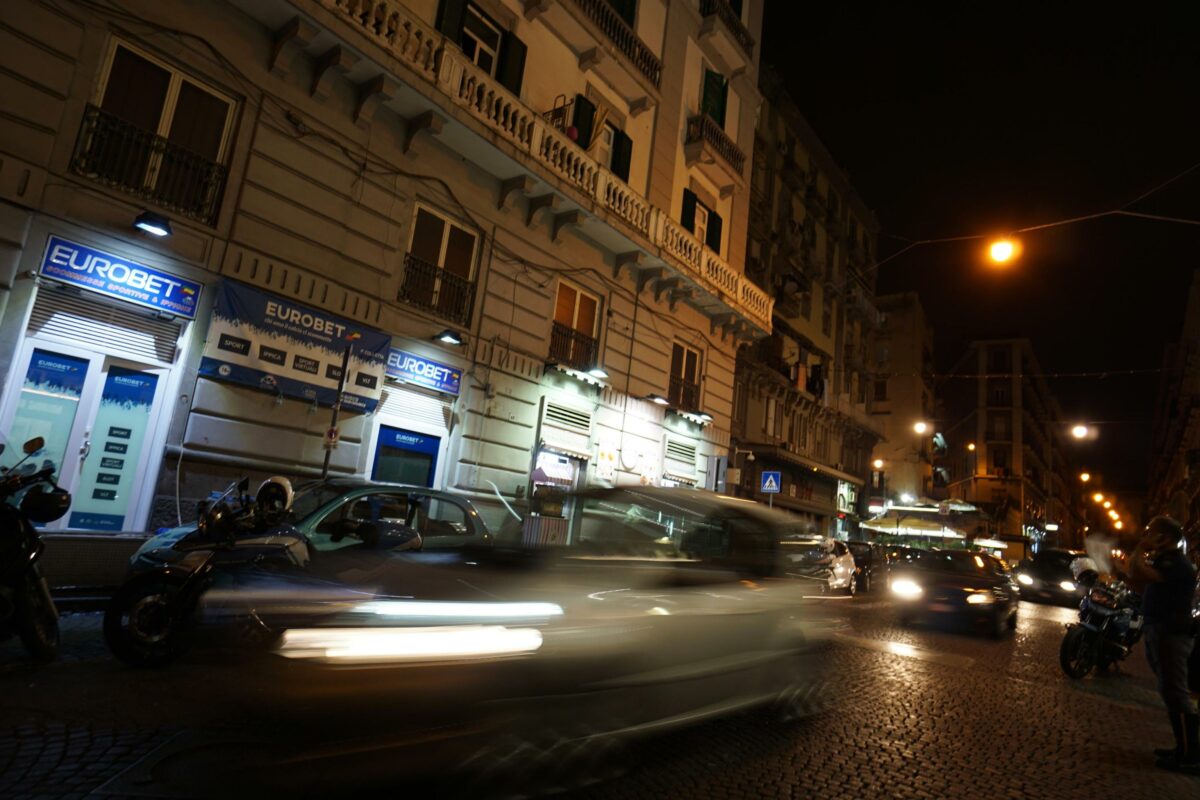 Napoli, 19enne interviene per sedare una rissa in un centro scommesse a Massa di Somma: ferito con una coltellata