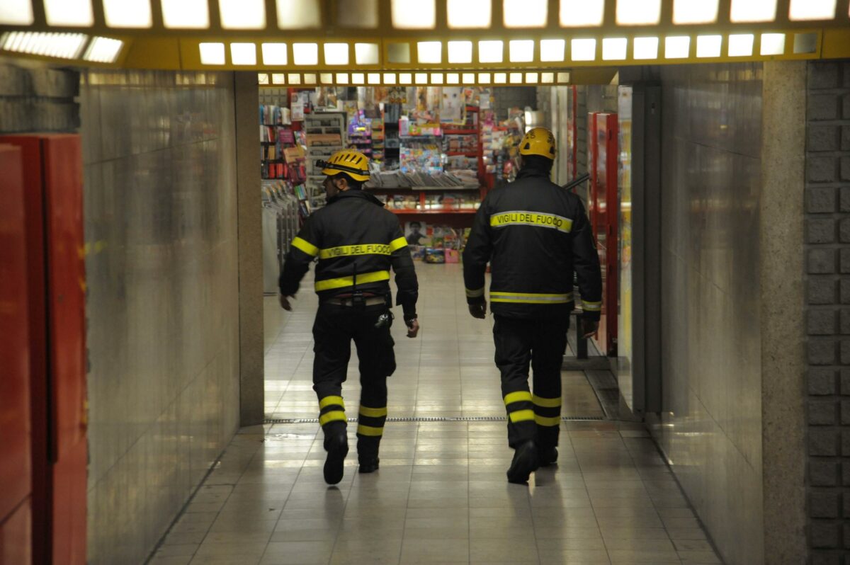 Milano, scende tra i binari della metro dopo essere stato scoperto senza biglietto: un passeggero lo salva. Il VIDEO