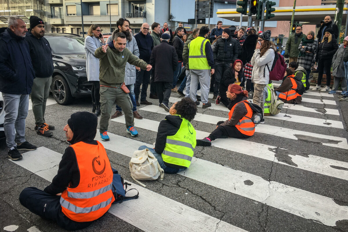 Roma, blitz degli attivisti di Ultima Generazione a Torrimpietra: bloccata l'A12