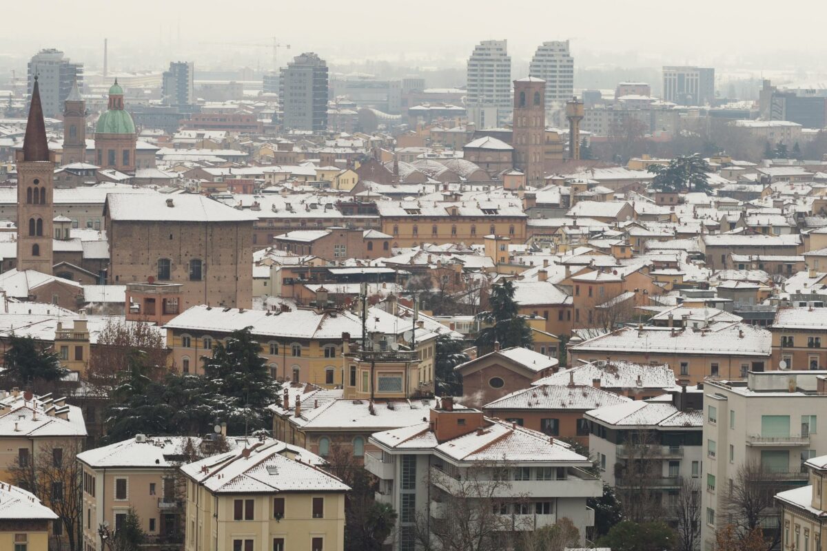 Neve a Bologna, la città si è svegliata con i tetti imbiancati | FOTO E VIDEO