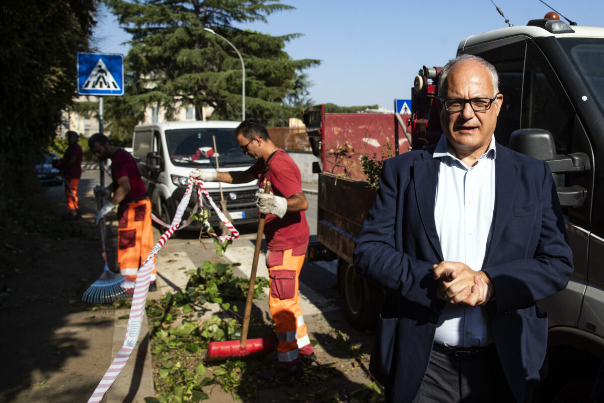 Roma, il sindaco Gualtieri presenta il Piano Natale di Ama contro i rifiuti: "Triplicheremo il numero di cestoni stradali"| VIDEO