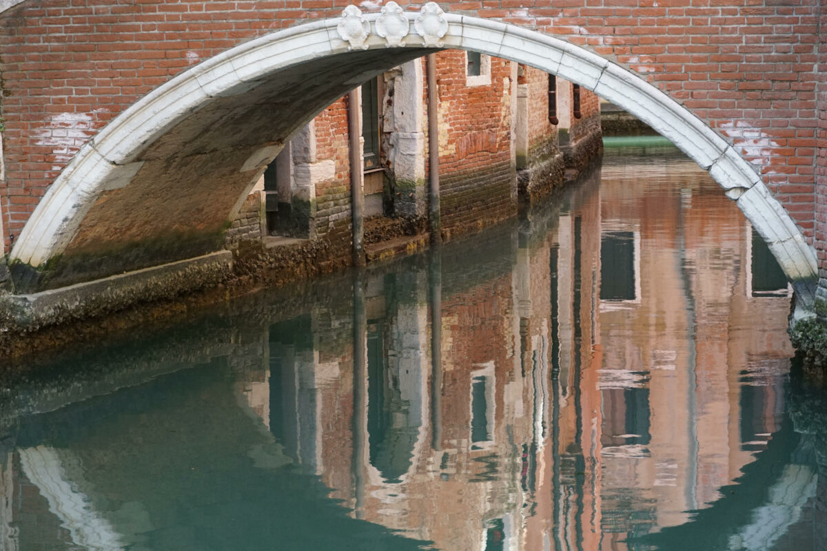 Venezia, giovane ubriaco cade in un canale: salvato dalla polizia