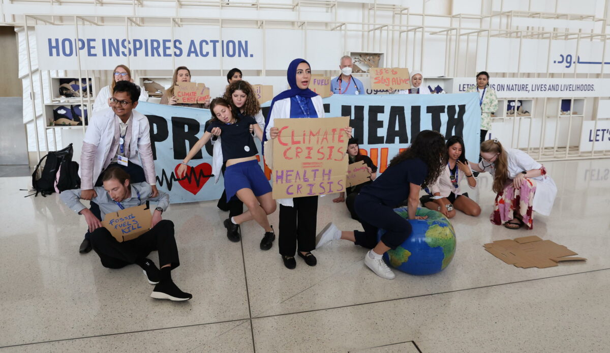 Cop28, attivisti per il clima irrompono nel padiglione dell'Opec: "Stop ai combustibili fossili"