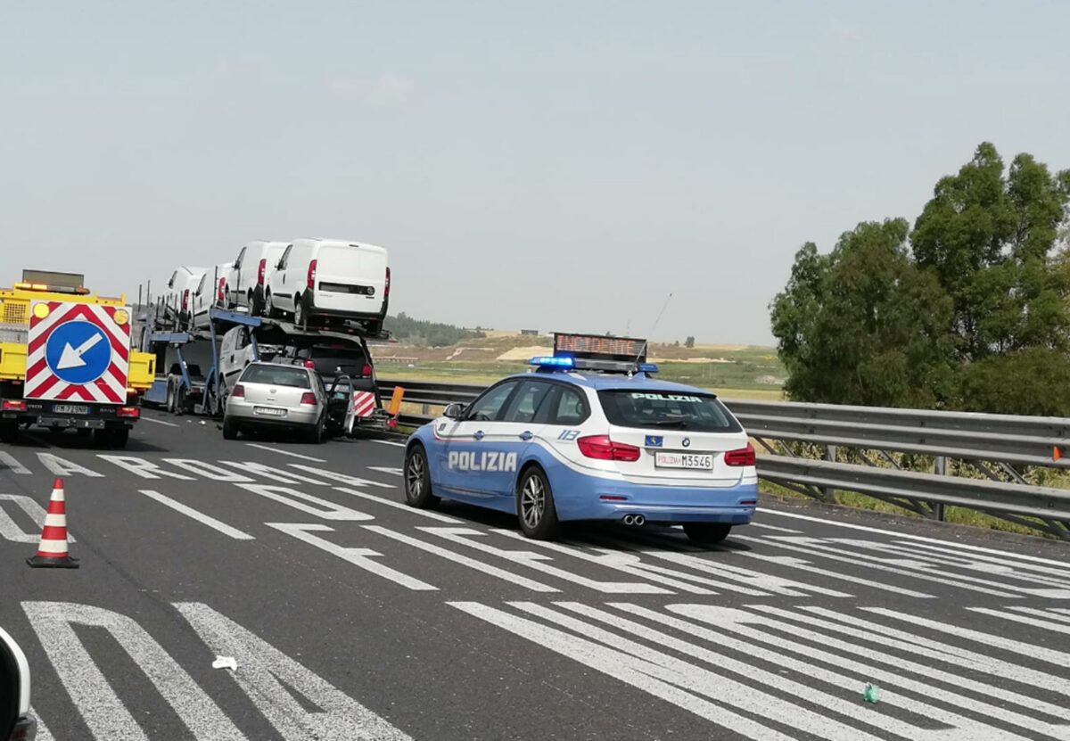 Roma, incendio sul raccordo vicino a via del Mare: rallentamenti dopo il rogo