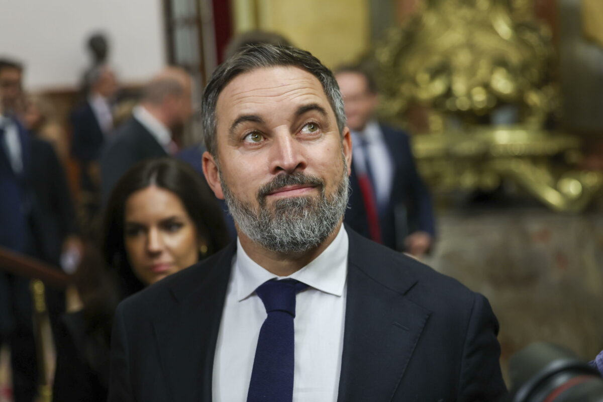 Spagna, le frasi shock del leader di Vox Santiago Abascal: "Un giorno Sanchez verrà impiccato per i piedi", il premier spagnolo: "Sono parole d'odio"