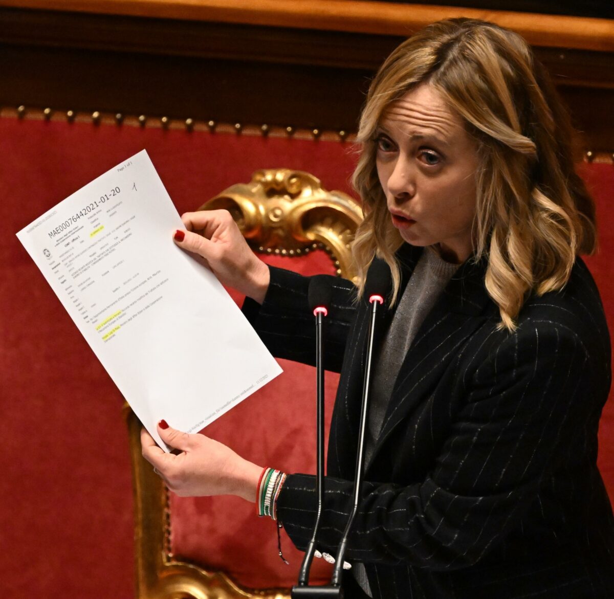 Meloni porta in Senato il fax firmato da Di Maio per autorizzare il Mes: "Un pacco lasciato al governo successivo" | VIDEO