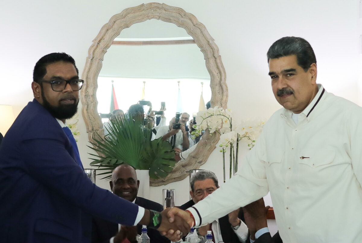 Incontro Venezuela-Guyana sull'Esequibo: stretta di mano tra Maduro e il suo omologo Ali