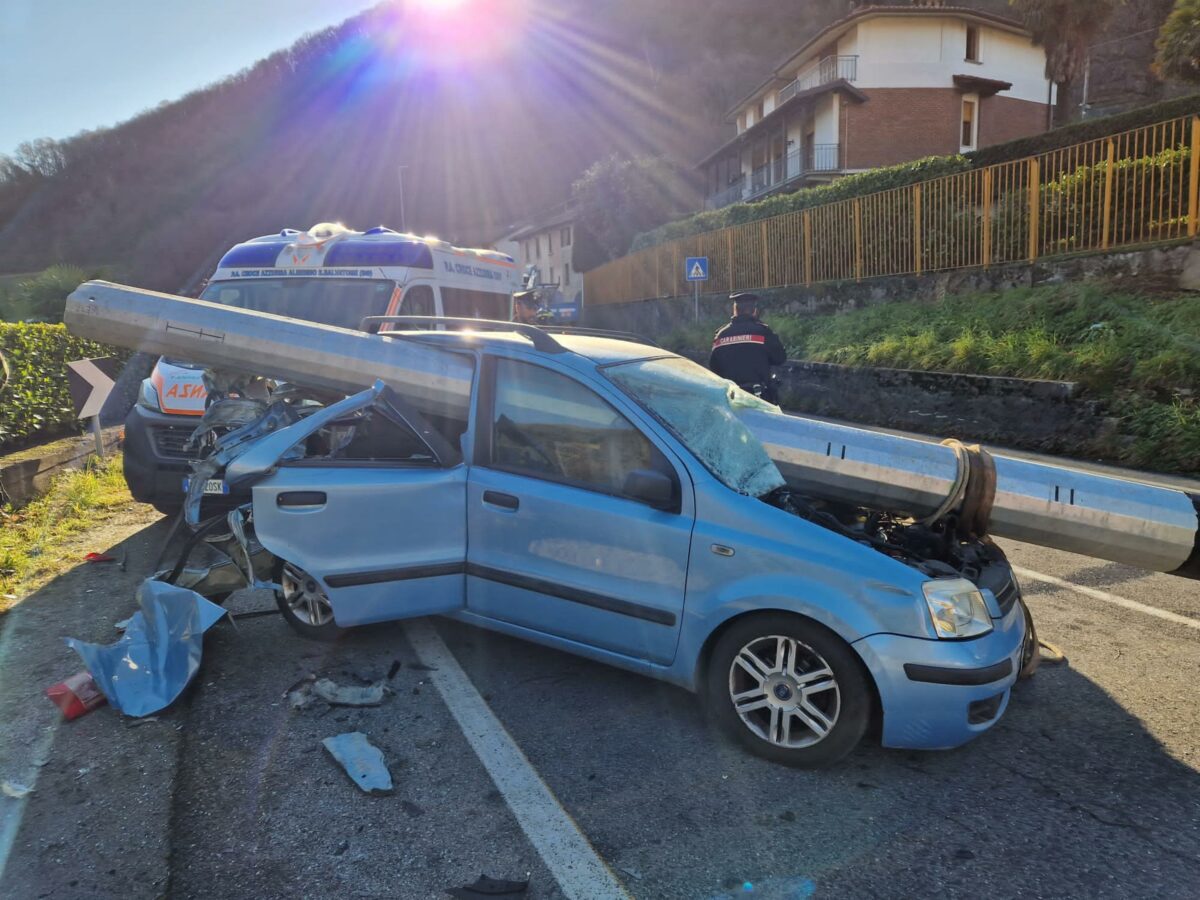 Bergamo, auto trafitta da un palo: conducente viva per miracolo