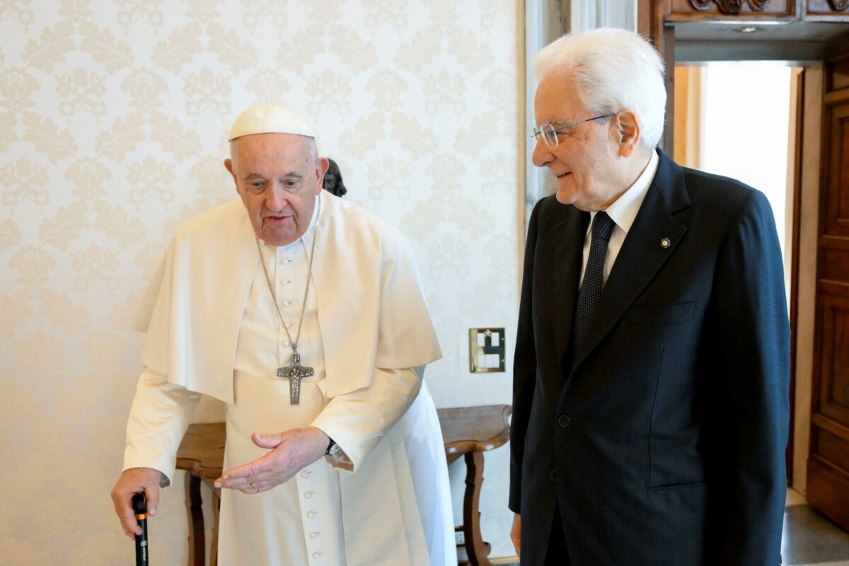 Mattarella al Papa: "Auguri da tutto il popolo italiano". I messaggi dalla politica