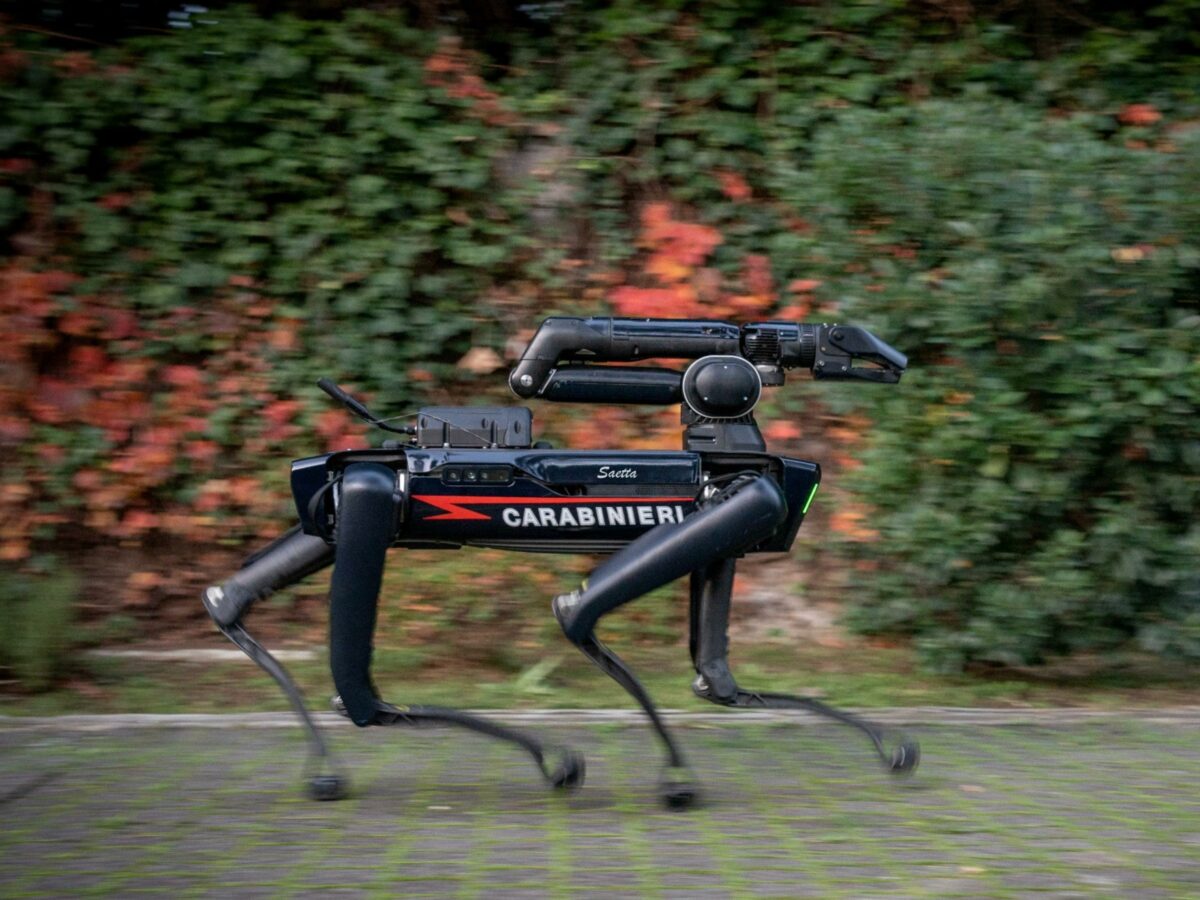 Carabinieri, arriva "Saetta": sarà il primo cane-robot d'Italia