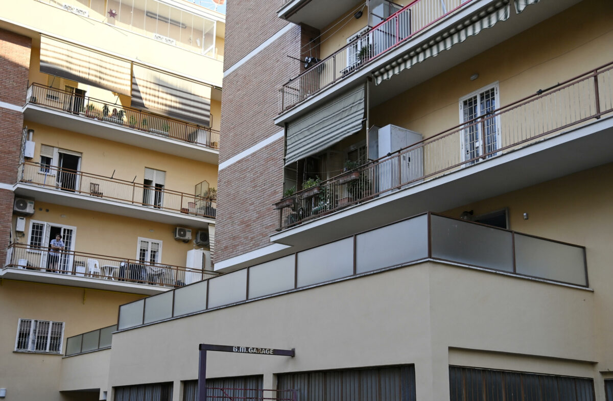 Messina, cerca di rientrare in casa dal balcone, ma perde l'equilib...