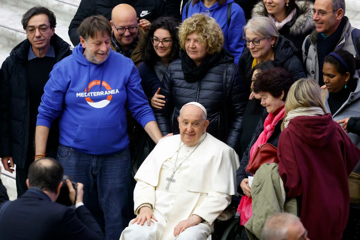 Papa Francesco benedice Mediterranea: "Tornate in mare a salvare vite". Plauso alla ong di Casarini