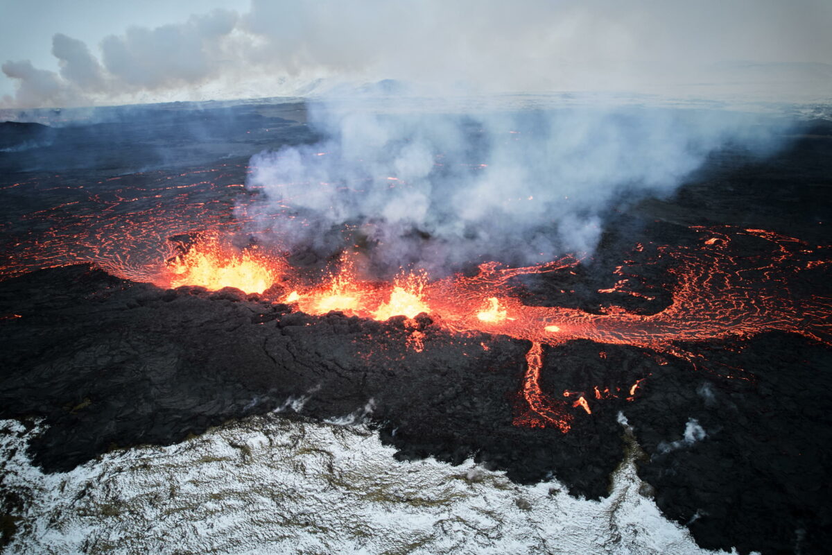 Islanda, l'eruzione del Reykjanes sta rallentando. A Reykjavik la v...