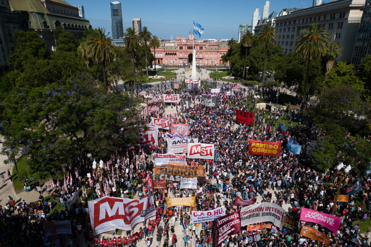 Argentina, manifestanti contro Milei scendono in piazza a Buenos Aires