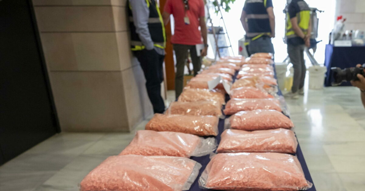 Napoli, maxi sequestro di cocaina rosa, LSD e sostanze psicotrope destinati a clienti facoltosi a Forcella