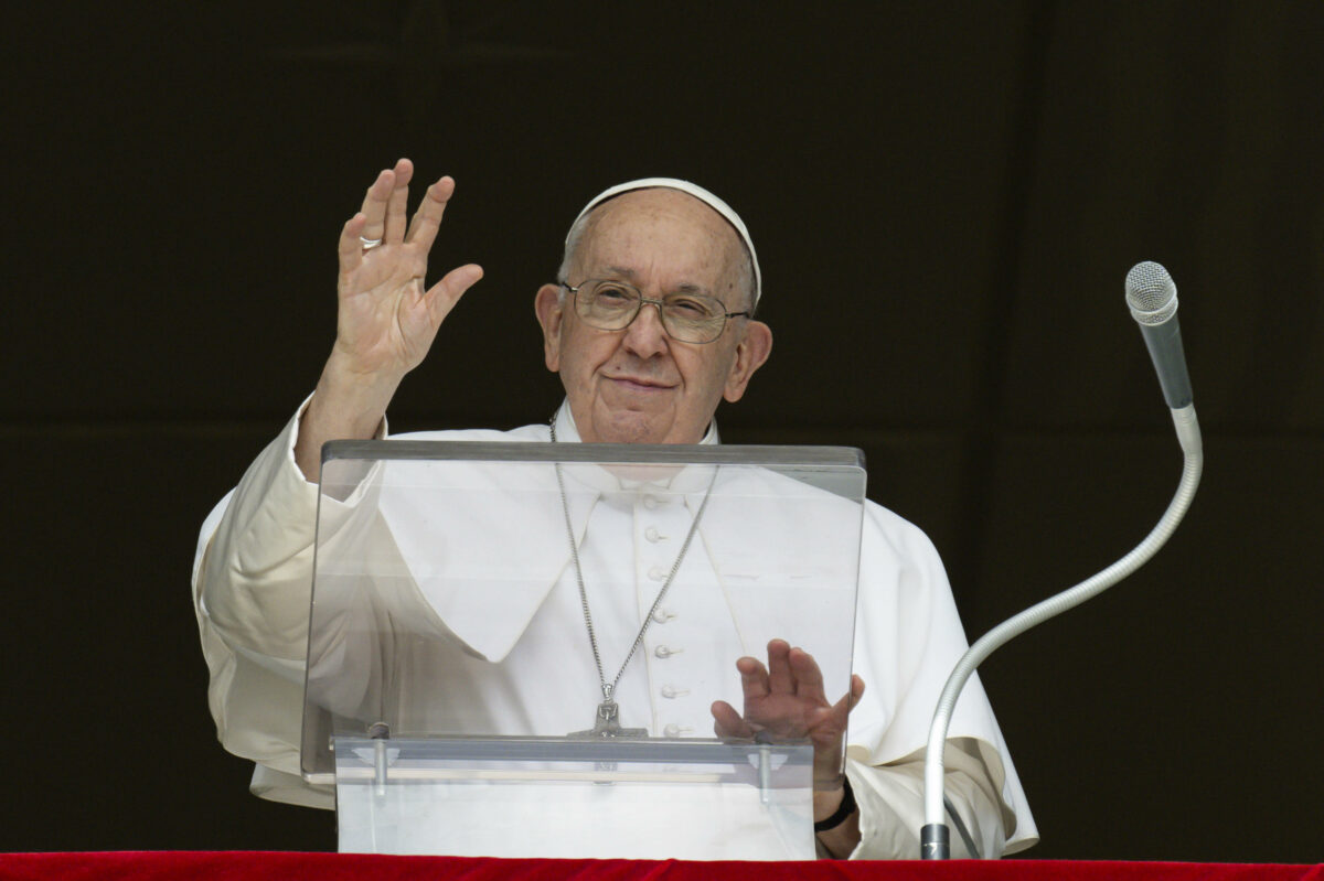 Papa Francesco all'Angelus: "Questo Natale prendetevi cura degli altri con gentilezza. Non confondete la festa con il consumismo"