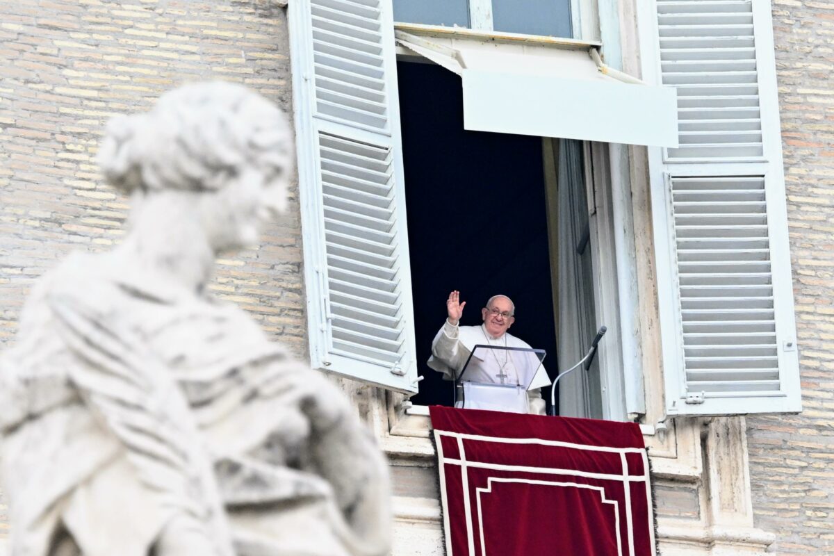 Angelus di Santo Stefano, Papa Francesco invoca la pace e ricorda i...