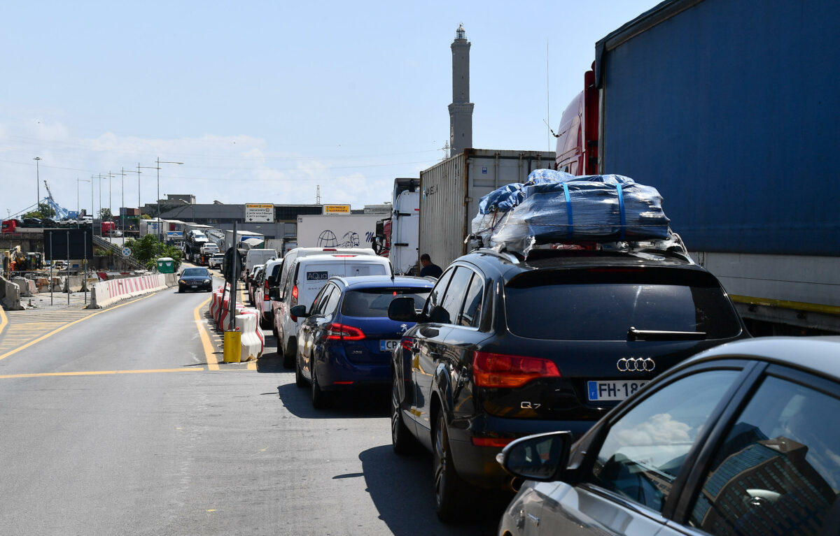 Roma, incidente sull'A12 all'altezza di Cerveteri: scontro tra bisarca e furgone, due feriti lievi e traffico in tilt