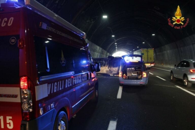 Genova, incidente sull'A26 all'altezza di Masone: scontro tra un'auto e un tir, 8 km di coda