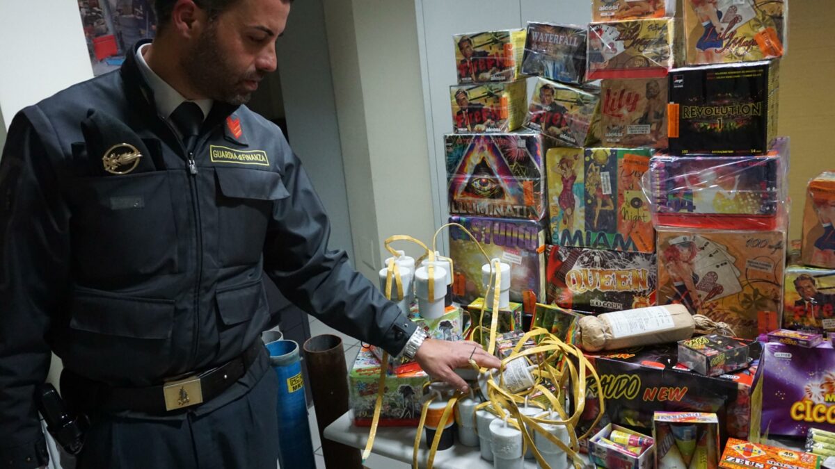 Fuochi d'artificio illegali sequetrati a Catania e Avellino: maxi blitz della Guardia di Finanza