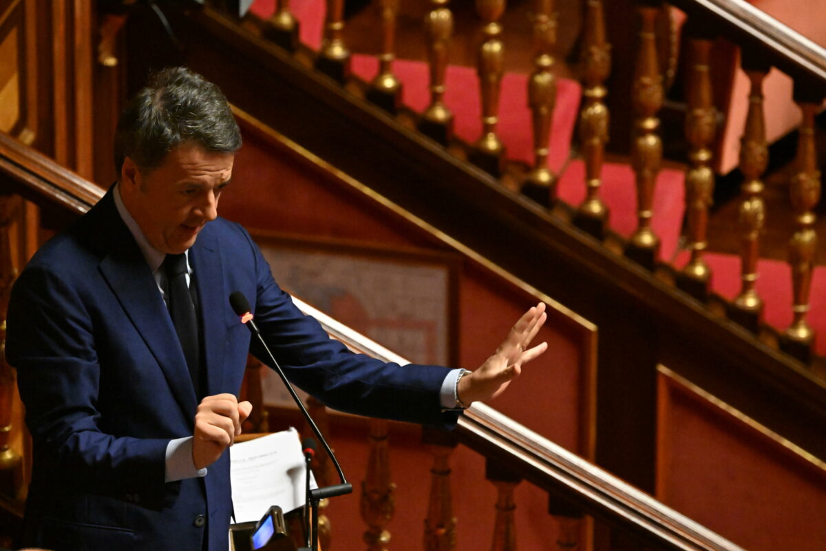 Redditi, Renzi risponde a Conte: "Chi paga le tasse non si vergogna mai, si imbarazzano solo i furbetti"