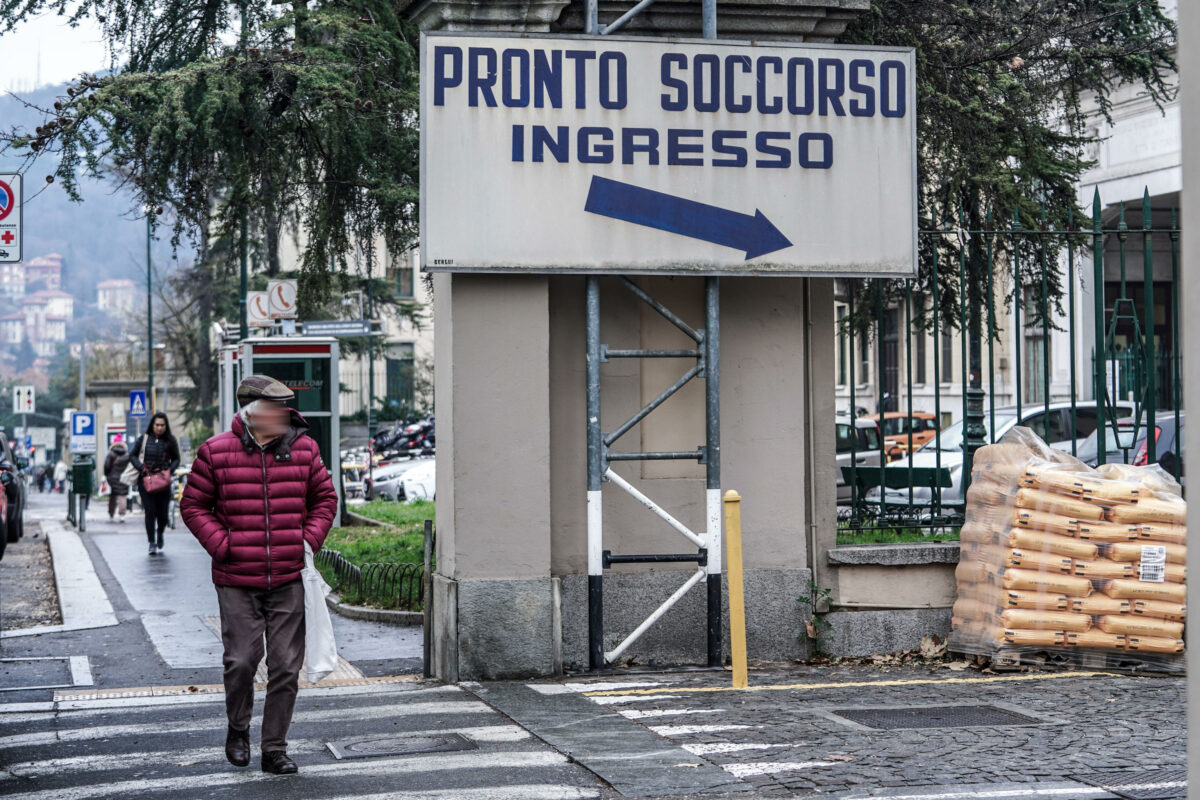 Napoli, tenta di accendersi una sigaretta e divampa incendio all'os...