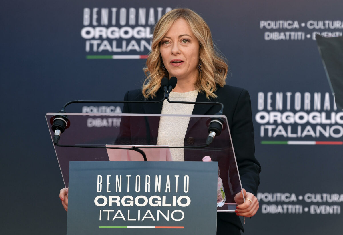 Per Libero Giorgia Meloni è "Uomo dell'anno": scoppia la polemica. La replica: "Non ricordate il manifesto di Bonino nel '99?"