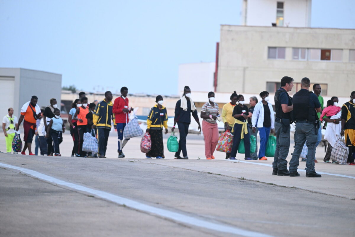 Crotone, arrivano nuovi sbarchi anche nell'ultimo giorno del 2023: soccorso un natante con a bordo 59 persone