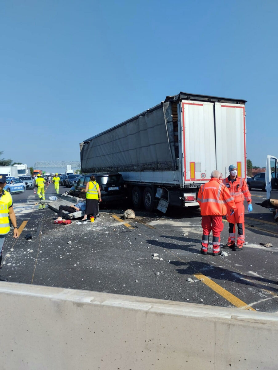 Tir contro un pilone a Milano sull'A4, morto il conducente: perde la vita a 58 anni