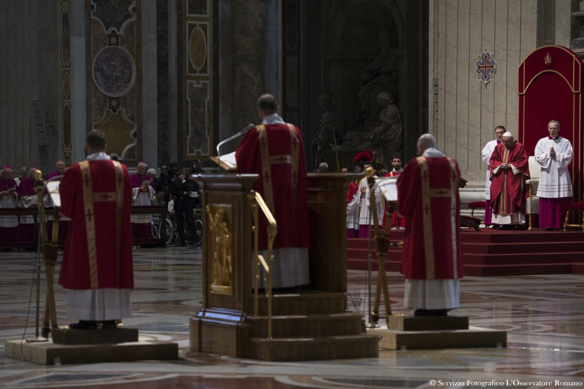 Vaticano: "Le ragazze madri hanno diritto alla Comunione"