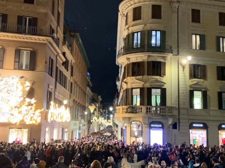 Santo Stefano 2023, Roma presa d’assalto. Fiume di persone a Piazza di Spagna e Via Condotti | VIDEO E FOTO