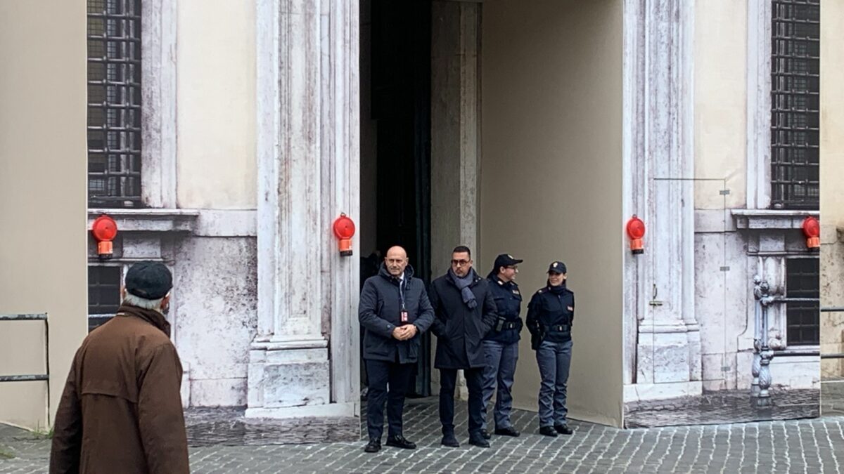 Roma, imbrattato il portone di Palazzo Chigi nella notte: denunciato un 25enne