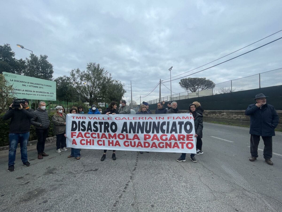 Roma, incendio Malagrotta: sit in di protesta di fronte alla discarica. La rabbia dei cittadini: "Un disastro annunciato, basta impianti" | VIDEO